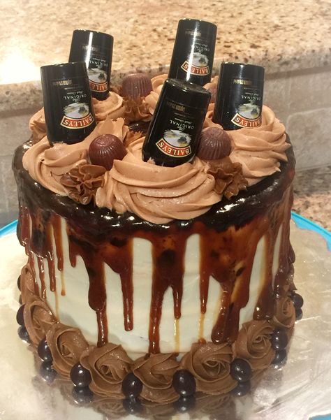 Baileys chocolate cake with kahlua filling, baileys buttercream, baileys hot fudge and kahlua caramel😋 Baileys Cake Birthday, Cake Alcohol Theme, Baileys Cake Decoration, Bottle Cake Ideas, Birthday Inpos, Baileys Buttercream, Booze Cake, Alcohol Birthday Cake, 21 Cake