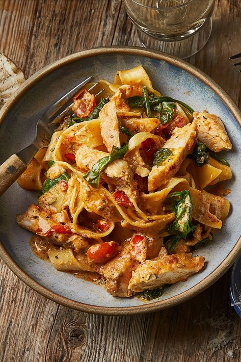 A bowl of wide pappardelle noodles in a creamy tomatoey sauce with spinach and grilled chicken breast. Chicken Tomato Pasta Recipes, Dinner Ideas Fancy, Dinner Date Food, Proposal Dinner, Marry Me Chicken Pasta, Marry Me Chicken, Date Night Recipes, Tuscan Chicken, Chicken Pasta Recipes