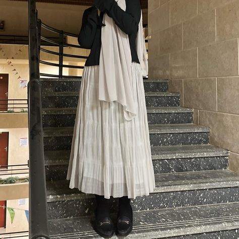 A hijab friendly outfit by a hijabi can be formal or for different occasions Aesthetic Hijab Friendly Outfits, Hijab Friendly Outfits Aesthetic, Hijabi Maxi Skirt Outfit, Hijabi Friendly Outfits, Hijab Friendly Outfits, Y2k Skirt Outfit, Maxi Dress Hijab, Hijab Outfit Aesthetic, Y2k Outfits Winter