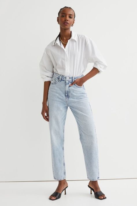 How to style mom jeans, according to an expert - TODAY Sweater With Mom Jeans, 90s Mom Jeans, Mom Jeans Style, Jean Vintage, Ankle Length Jeans, Jean Trends, Jeans Mom, With Mom, Knit Turtleneck Sweater