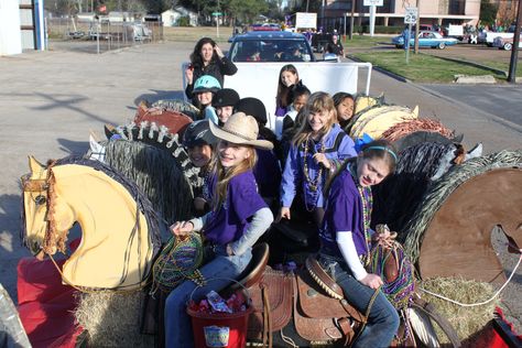 Cardboard Horse Heads on hay bales for parade float. 4h Parade Float Ideas, Western Parade Float Ideas, Western Parade Float, Rodeo Carnival, Western Theme Party Decorating Ideas, Halloween Parade Float, Parade Float Ideas, Mardi Gras Kid, Christmas Parade Floats