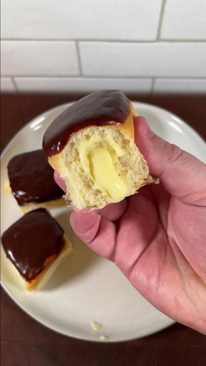 Boston Cream Hawaiian Rolls, Hawiian Rolls, Roll Desserts, Boston Cream Donut, Hawaiian Roll, Custard Recipe, Fried Donuts, Good Recipe, Hawaiian Sweet Rolls