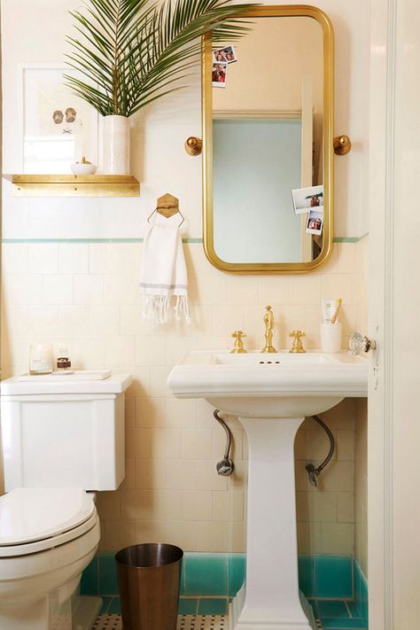 Vintage bathroom with an off-white paint color, a gold mirror, and a large tropical plant Rental Bathroom Makeover, Small Bathroom Paint Colors, Wc Decoration, Vintage Tegel, Small Bathroom Paint, Rental Bathroom, Tropical Bathroom, Retro Bathrooms, Bathroom Paint Colors