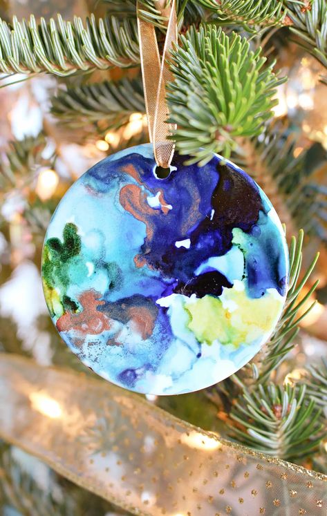 Diy Ceramic Ornaments, Alcohol Ink On Ceramic, Diy Alcohol Ink, Diy Tree Ornaments, Kids Tree Ornaments, Diy Alcohol, Alcohol Ink Glass, Christmas Tree Inspo, Diy Tree Decor