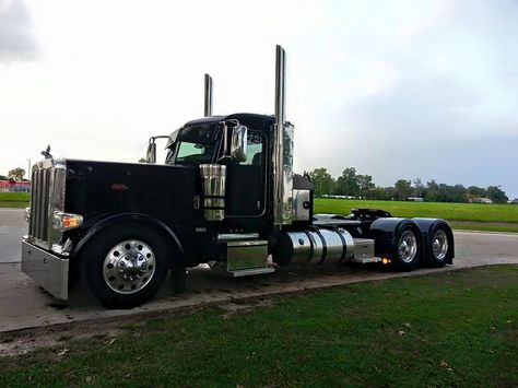 2015 peterbilt extended day cab.  550hp Cummins 18sd Cattle Trucks, Custom Peterbilt, Diesel Pickup Trucks, Trucker Quotes, Peterbilt 389, Custom Big Rigs, Peterbilt 379, Custom Truck, Truck Yeah