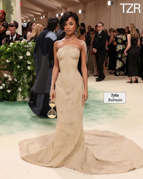 Over at TZR, we can’t get enough of these “Sleeping Beauties: Reawakening Fashion” Met Gala looks. Scroll through for our team’s top fashion moments from the 2024 #MetGala, and let us know your favorite look in the comments. 📷: Getty Fashion Met Gala, Reawakening Fashion, Gala Looks, Fashion Moments, Muse, Sleeping Beauty, Fashion Show, Top Styles, In This Moment