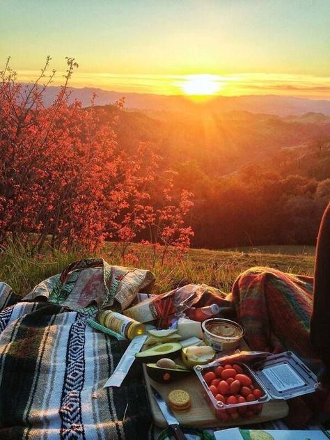 picnic in the mountains Dream Dates, Fall Picnic, Lev Livet, Outdoor Food, Sunset Beach, Summer Picnic, A Blanket, Fall Fun, Belle Photo