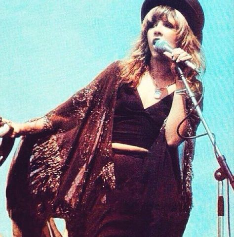 Stevie Nicks late 70's                                                                                                                                                     More Stevie Nicks Concert, Style Icons Women, Looks Hippie, Stevie Nicks Style, Look Boho Chic, Stevie Nicks Fleetwood Mac, 70s Aesthetic, Nikki Sixx, Neil Young