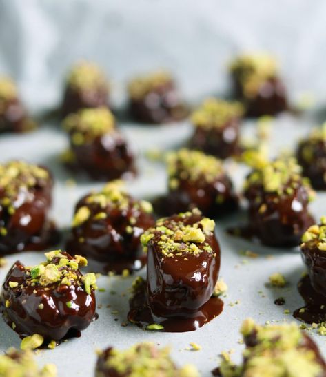 Chocolate Covered Stuffed Dates - www.thelastfoodblog.com Chocolate Covered Dates Recipe, Dates Covered With Chocolate, Dates Truffles, Dates Stuffed With Peanut Butter, Peanut Butter Stuffed Dates Chocolate Covered, Arabic Sweets, Date Recipes, Ramadan Recipes, Healthy Sweets