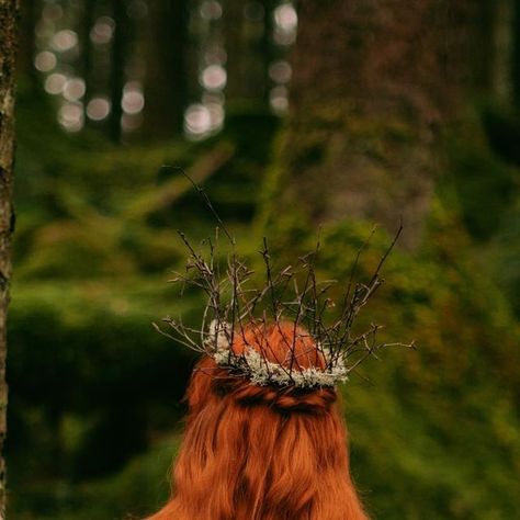 Rebecca | The twig crown🌱 If my nature crowns reflect each season then the twig crown is a fitting homage to the bare branches of early spring. ... | Instagram Stick Crown, Fae King, Twig Crown, Diy Floral Crown, Goblin Market, Nature Crown, Woodland Crown, Renn Faire, Wood Anemone