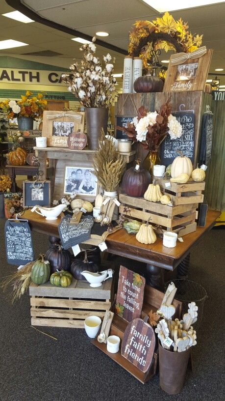 Fall Vendor Table Display, Halloween Retail Display Ideas, Visual Merchandising Wall Display, Corner Display Ideas, Store Display Table, Retail Accessories Display, Gift Shop Displays Visual Merchandising, Home Decor Retail Store, Merchandising Retail