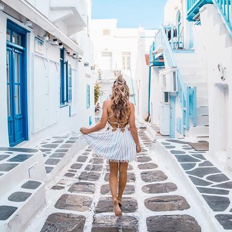 Walking around Mykonos with @lisahomsy  #Mykonos #greece Grecia Santorini, Greece Outfit, Mykonos Town, Top Fashion Bloggers, Mykonos Greece, Santorini Greece, Photo Outfit, Travel Fashion, Best Places To Travel