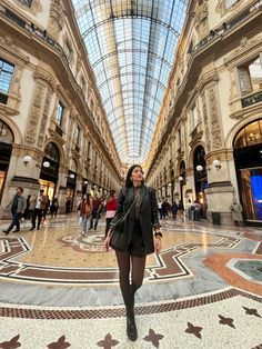 Milan Outfit Inspiration, Milan Night Outfit, Milan Duomo Photo Ideas, Milan Italy Fashion Winter, Milan Poses Photo Ideas, Milan Autumn Outfit, Milan October Outfit, Milan Duomo Pictures, Outfits For Milan Italy