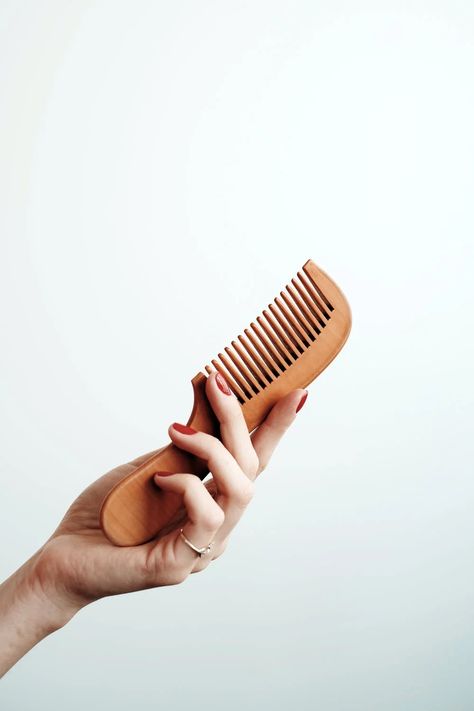 Person Holding Brown Wooden Hair Comb · Free Stock Photo Hair Growth Hacks, Types Of Hair Brushes, Hair Advertising, Hair Salon Pictures, Hair Ext, Salon Pictures, Easy Photography Ideas, Scalp Brushing, Hair Photography