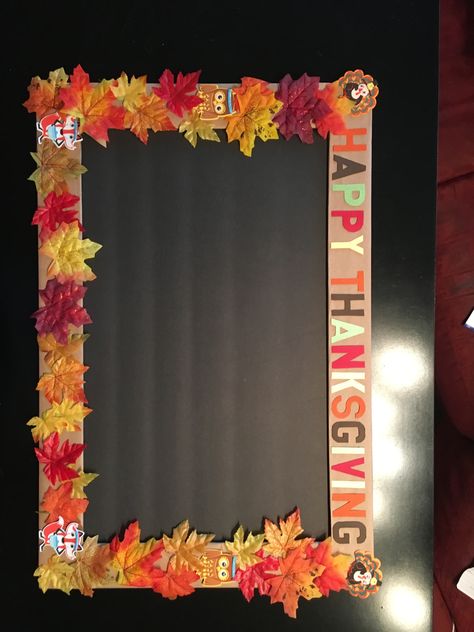 Thanksgiving Selfie Frame Friendsgiving Ideas Photobooth, Thanksgiving Decorations For Pictures, Work Thanksgiving Decorations, Thanksgiving Frame Craft, Backdrop For Thanksgiving, Thanksgiving Wall Decorations Ideas, Friendsgiving Picture Backdrop, Thanksgiving Photo Booth Ideas, Cheap Diy Thanksgiving Decorations