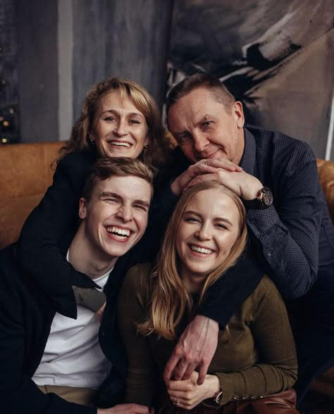 Family Christmas Pictures Studio Casual, Family Photoshoot Adults, Adult Family Picture Ideas, Older Family Photography, Adult Sibling Photography, Family Photoshoot Studio, Adult Family Photography, Big Family Photo Shoot Ideas, Adult Family Poses