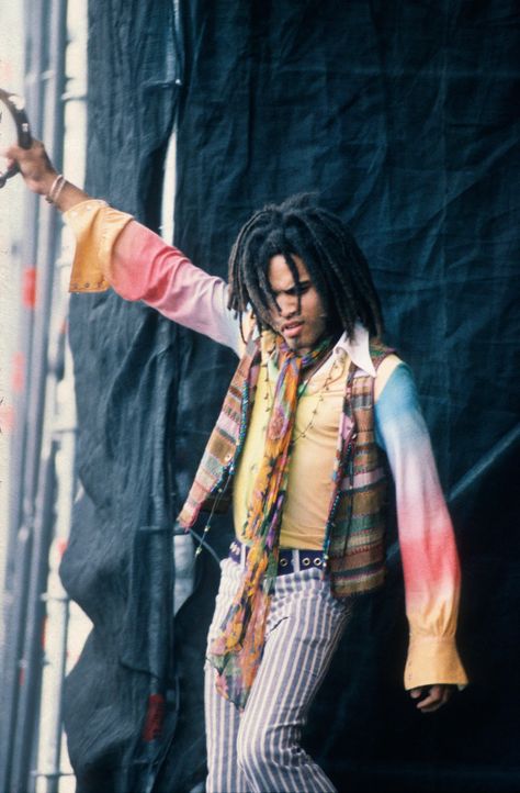 Lenny Kravitz was crowned a fashion icon, see 36 rare shots of his flawless style | Vogue France Lenny Kravitz Style, Lynn Goldsmith, Guy Fits, Maximalist Style, Lisa Bonet, Vogue France, Polo Shirt Design, Kardashian Family, Evolution Of Fashion