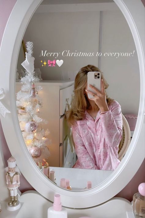 That Girl Christmas, Pink Christmas Photoshoot, Christmas Shopping Aesthetic, Pink Christmas Aesthetic, Pink Christmas Bedroom, Christmas Instagram Pictures, Girly Christmas, Christmas Instagram, Christmas Dreaming