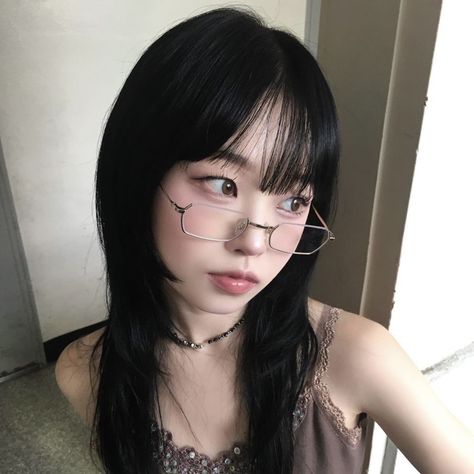 pose + art reference glasses aesthetic Pose Art Reference, Asian Glasses, Rpw Port Girl Aesthetic Korean, People With Glasses, Glasses For Face Shape, Pose Art, Glasses Aesthetic, Glasses Inspiration, Haircut Inspo