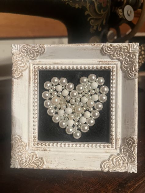 Crafts With Pearls, Jewellery Wreath, Art With Pearls, Jewelry Tree Craft, Vintage Valentine Crafts, Old Jewelry Crafts, Pearl Art, Costume Jewelry Crafts, Pearl Crafts