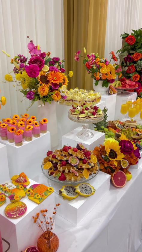 Mendhi Desert Table, Mendhi Dessert Table Decor, Mendhi Event Ideas, Mehndi Set Up, Mehndi Event Ideas, Mendhi Decor Ideas, Mehndi Dessert Table, Mehndi Event Decoration, Pastel Mehndi