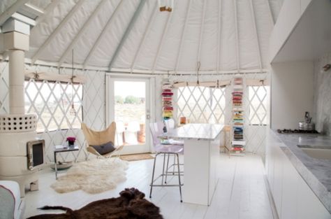 Check out this gallery of yurt inspiration, including an ultra-modern yurt where the lattice panels are painted white to blend with the home's interior.  #yurtliving #yurthomeideas #uniqueoffgridhomes Yurt Design, Yurt Ideas, Yurt Life, Shed Architecture, Yurt Interior, Granny Pods, Yurt Home, Yurt Living, Cozy Houses