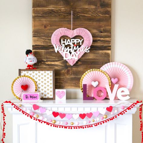 Yarn Heart Wreath, Yarn Heart, Home Front Door, Valentine Wreath Diy, Holiday Table Centerpieces, Table Decorating, Door Number, Yarn Wreath, Valentine's Day Decor