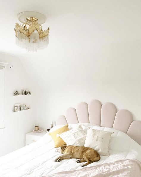 She sells seashells: A vintage stylist explains how to work the shell motif into your home and fashion looks | velvet home decor, sea shell headboard, home decor trends 2019 Shell Headboard, Bedroom Styling Ideas, Glitter Bedroom, Home Decor Bright, Headboard Inspiration, Bold Bedroom, Bedroom Styling, Mermaid Room, Relaxing Bedroom