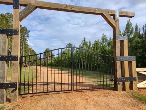 Driveway Landscaping Entrance Country, Farm Gates Entrance, Ranch Entrance Ideas, Landscaping Entrance, Ranch Entrance, Entrance Gates Driveway, Farm Gates, Monolithic Dome Homes, Rustic Country Homes