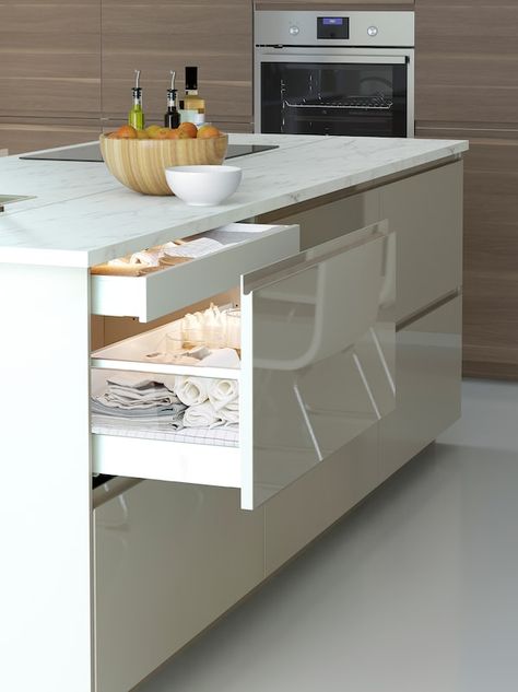 Voxtorp Ikea, Gloss Kitchen Cabinets, Glossy Kitchen, Design My Kitchen, High Gloss Kitchen, Ikea Kitchen Island, Gloss Kitchen, Ikea Kitchen Cabinets, Minimal Kitchen