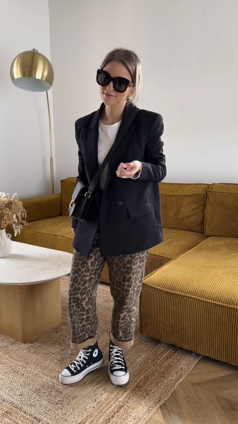 Trendy Mum Outfit, Leopard Print Jeans Outfit Street Style, Fall Maximalist Outfit, Styling Leopard Pants, Black Pants Fall Outfit, Leopard Trousers Outfit, Period Outfits For Work, Leopard Jeans Outfit 2024, Leopard Print Trousers Outfit