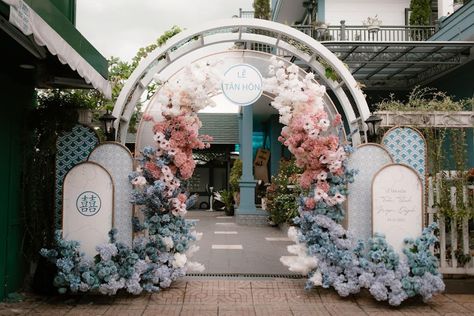 Wedding Entrance Gate Decor, Welcome Gate Wedding, Entry Gate Decoration Wedding, Party Entrance Decoration, Sangjit Decoration, Welcome Gate, Indoor Wedding Decorations, Wedding Gate, Reception Stage Decor