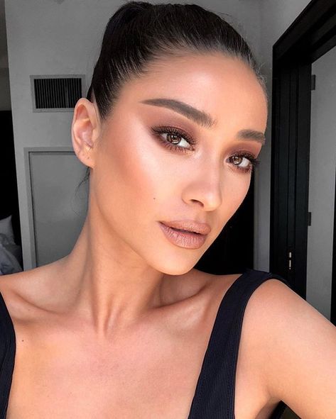 Makeup Artist Patrick Ta (@patrickta) • Fotos y videos de Instagram Shay Mitchell Makeup, Christmas Party Makeup, Makeup Tip, Bronze Makeup, Trening Fitness, Beauty Make-up, Makeup Hacks, Nude Makeup, Shay Mitchell