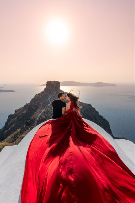 Santorini Maternity Shoot, Fashion Show Dresses Ideas, Formality Dress, Santorini Pictures, Bali Poses, Santorini Elopement, Couple Travel Photos, Santorini Photographer, Pre Wedding Photoshoot Props