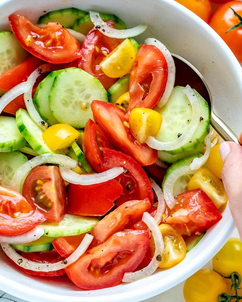 Marinated Garden Tomato + Crisp Cucumber Summer Salad Marinated Salad, Clean Food Crush Recipes, Tomato Salad Recipe, Clean Food Recipes, Clean Eating Salads, Tomato Salad Recipes, Summer Sides, Cucumber Tomato Salad, Grape Salad