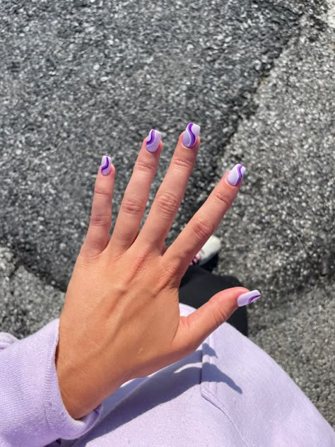 Square Shaped Nail Designs, Purple Nails Swirl Design, Purple Nail With Design, Purple Nails With Line Design, Purple Aesthetic Nails Short, Purple Swirl Nails Short, Lavender Nail Designs Short, White Nails With Lavender Design, Short Nail Designs Purple And White