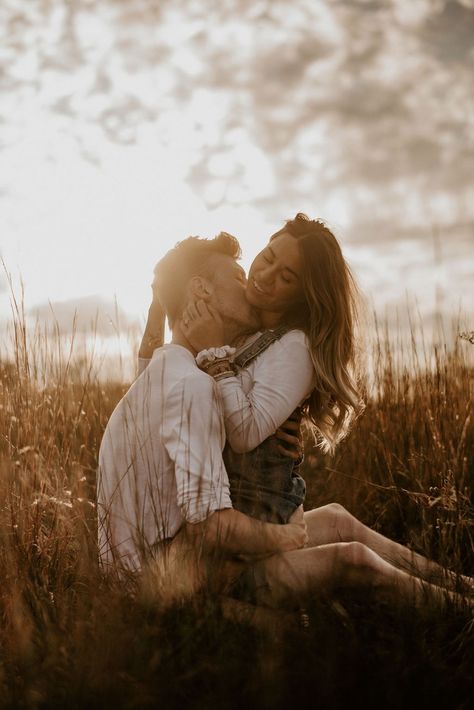 Teenage Sneakers, Shooting Couple, Outdoor Couple, Engagement Pictures Poses, Couple Style, Pose Fotografi, Photographie Portrait Inspiration, Couple Picture Poses, Engagement Photo Poses