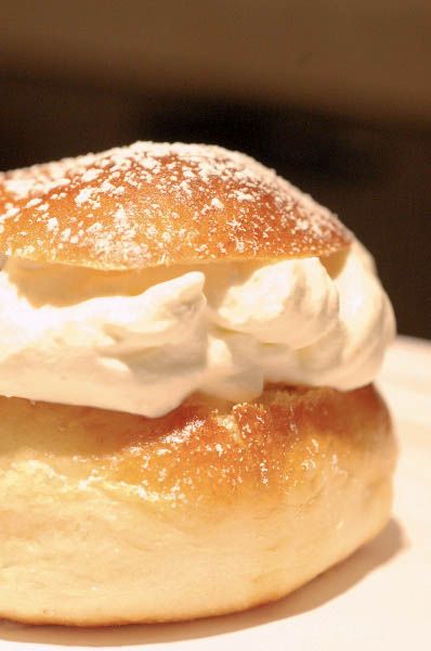 What Is Fat Tuesday, Swedish Semla, Easter Pastry, Swedish Easter, Estonian Food, Sugar Addict, Scandinavian Recipes, Swedish Heritage, Swedish Food