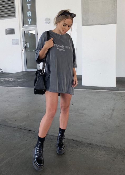 Combat Boots Outfit Summer, Dress With Combat Boots, Summer Boots Outfit, Outfits Leggins, Mid Size Outfits, Combat Boot Outfit, Oversize Tshirt Outfits, Outfit Oversize, New York Outfits