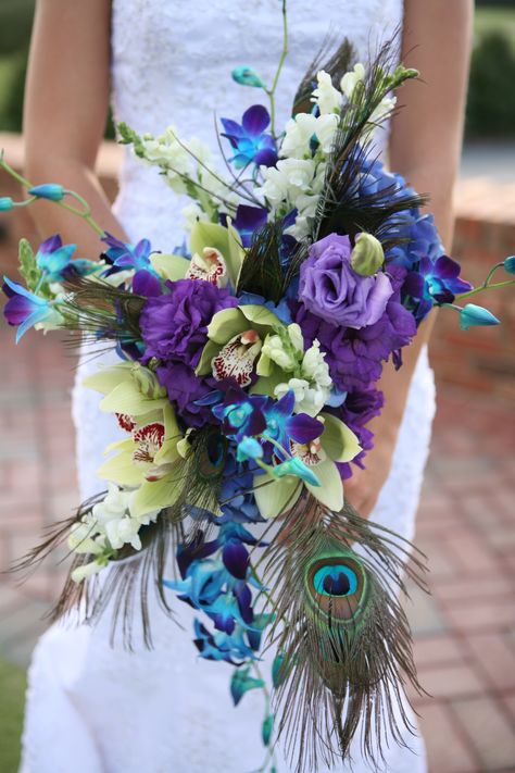 Peacock Wedding Bouquet Peacock Wedding Flowers, Peacock Wedding Bouquet, Peacock Wedding Decorations, Wedding Table Pink, Diy Vases, Purple Centerpieces, Peacock Wedding Theme, Centerpieces Diy, Wedding Purple