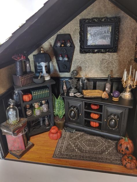 Halloween Haunted House Diy, Spooky Room, Halloween Village Display, Halloween Diorama, Haunted House Diy, Halloween Shadow Box, Dollhouse Halloween, Witch Room, Haunted Dollhouse