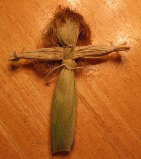 A finished corn husk doll. Corn Activities, Historical Crafts, Summer Camp Activity, Craft For Thanksgiving, Wall Puzzle, Corn Husk Wreath, Corn Husk Crafts, Neat Crafts, How To Make Corn