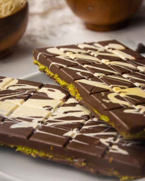 Crunchy, creamy, and chocolatel-y. These will be the best homemade pistachio chocolate bars you'll ever taste! • Get the recipe in the link in my bio :) >> • #viraldesserts #pistachiolovers #pistachio #pistachiochocolate #dubaichocolate #dessertrecipes #homemadechocolatebars #dessertblogger #sweets4dayz #dessertporn Insane Desserts, Kunafa Chocolate, Dubai Chocolate, Chocolate Product, Pistachio Chocolate, Vegan Chocolate Bars, Homemade Chocolate Bars, Chocolate Pistachio, Big Chocolate