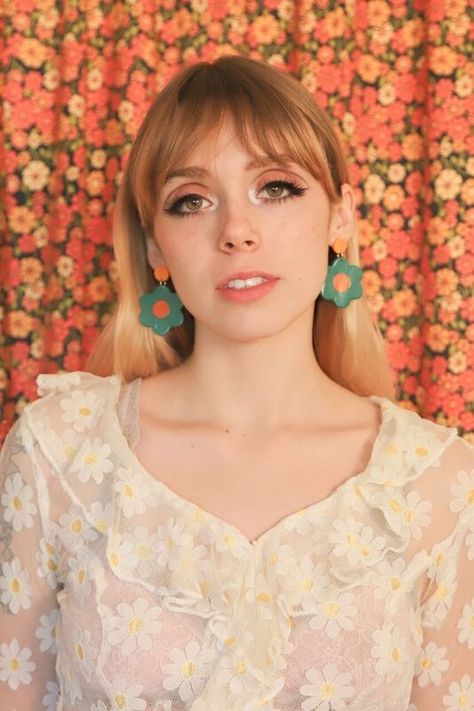 60s Womens Makeup, 60 Inspired Makeup, 60s Aesthetic Makeup, 60s Inspired Makeup Looks, 70s Everyday Makeup, 60s Make Up Hooded Eyes, 70s Inspired Makeup Hippie, 1970s Glam Makeup, 60s Style Makeup