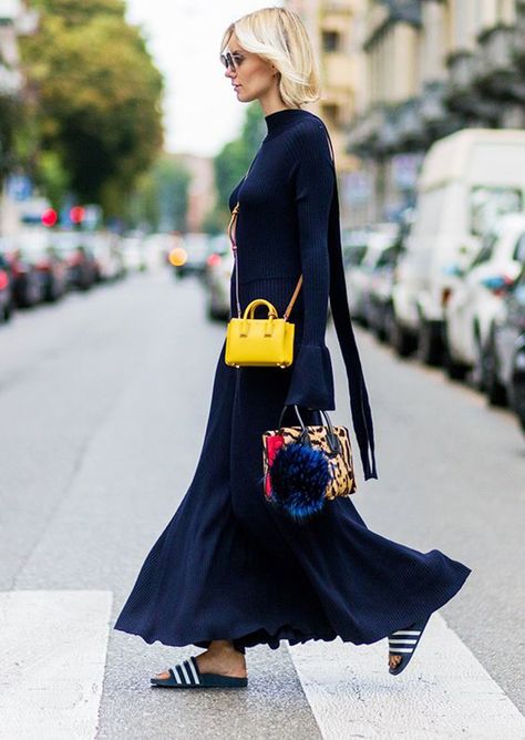 mini bag trend Yellow Bag Outfit, Yellow Purse, Milan Fashion Week Street Style, Street Style Bags, Cooler Look, Milan Fashion Weeks, Modieuze Outfits, Spring Street Style, Street Style Inspiration