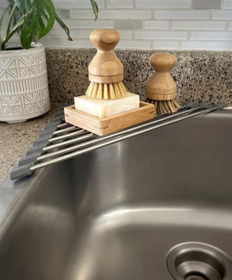 Kitchen Sink Decor, Swedish Dishcloths, Corner Rack, Wood Dishes, Kitchen Storage Hacks, Apartment Organization, Apartment Kitchen, Kitchen Hacks, Diy Kitchen