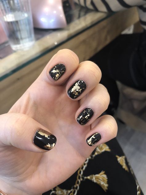 Black Nail Gold Foil, Black Gel Nails With Gold Foil, Gold Foil Dip Nails, Black Nail With Gold Foil, Black And Gold Manicure Short, Black Gold Manicure, Black With Foil Nails, Black Gold Flake Nails, Black Nails With Gold Foil Flakes