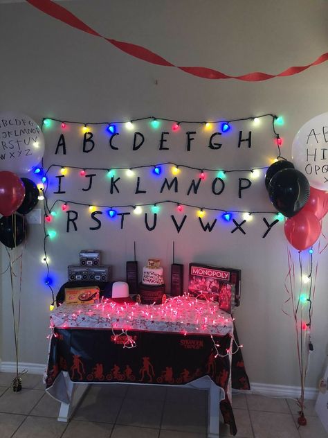 Stranger Things Cakes Birthday, Bolo Stranger Things, Stranger Things Halloween Party, Stranger Things Theme, Starnger Things, 11 Stranger Things, Stranger Things Premiere, Stranger Things Halloween, Stranger Things Girl