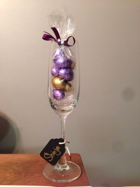 Bachelorette favors: champagne flutes with a bag of candies matching the color theme (I used purple and gold foiled chocolate eggs from Dove) and tied with matching color ribbon. Tag on the stem personalized it for guests and doubles as an identifier of which glass is yours through the night (use glass for toasts). LOVE when things can be multi-purpose! Champagne Flute Favors, Cheap Bachelorette Party Favors, Bachelorette Champagne, Wine Glass Gifts Ideas, Champagne Favors, Bridal Shower Champagne, Gold Bachelorette Party, Candy Bouquet Diy, Candy Match