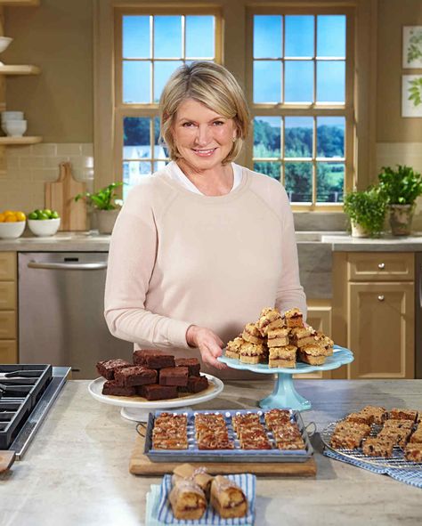 Over the course of her career, Martha has shared hundreds of recipes for meal-ending sweets—but which are her all-time favorites? When pressed, she narrowed it down to these 32 recipes. #marthastewart #baking #dessertideas Milk Chocolate Frosting Recipe, Peach Blueberry Cobbler, Martha Stewart Christmas, Crumb Cake Recipe, Martha Stewart Recipes, Berry Crumble, Butter Toffee, Dessert Aux Fruits, Classic Cheesecake